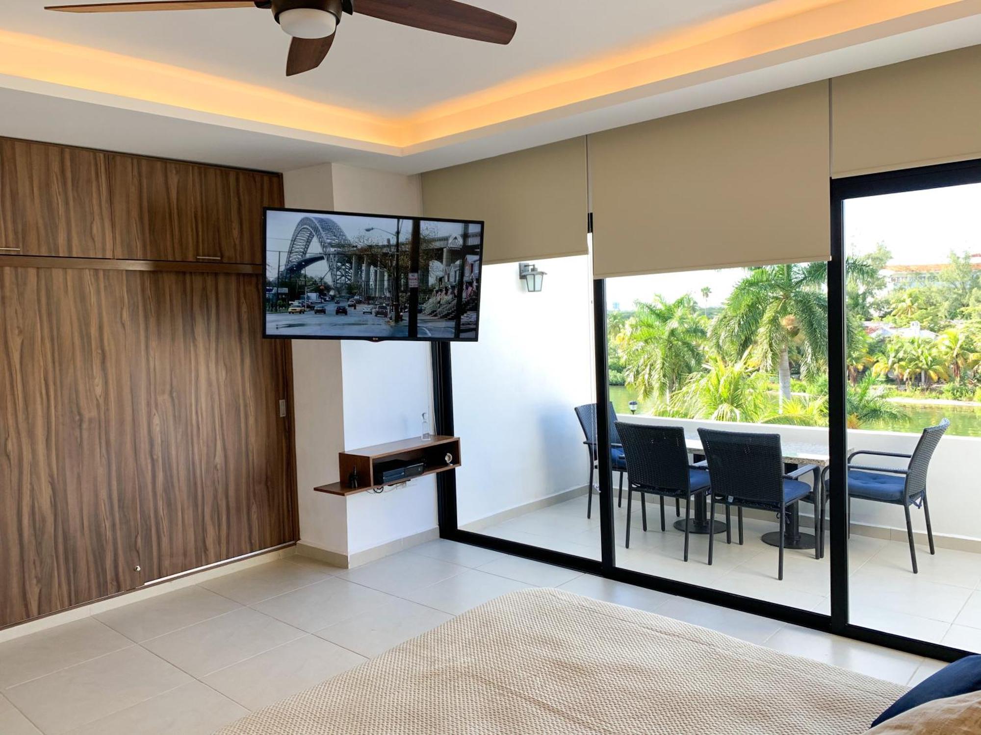 Luxury By The Lagoon Apartment *