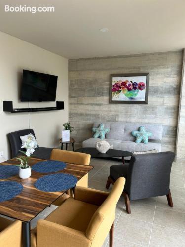 New Centric 1br With Gym & Pool *