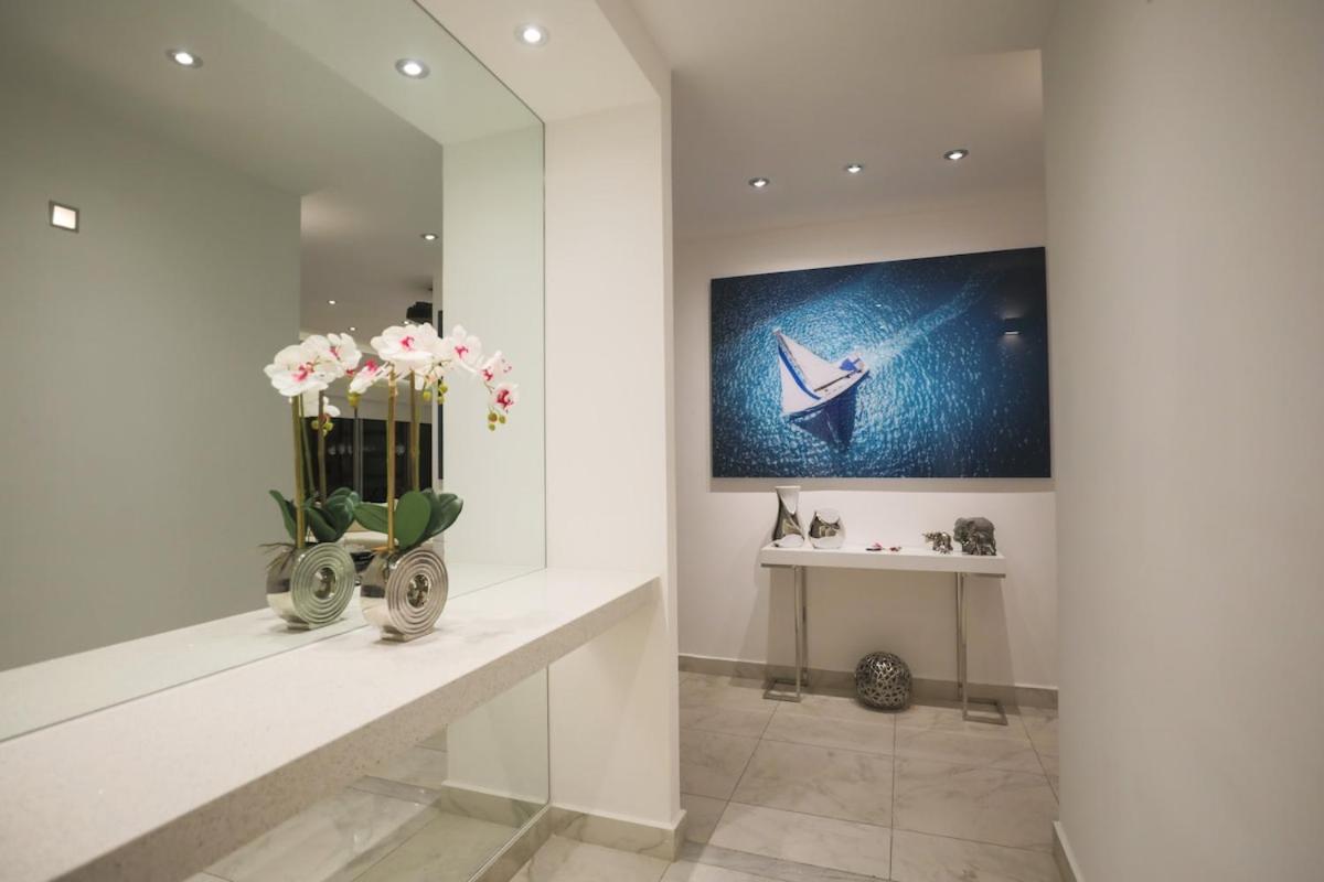 Apartment Luxury 3br Apt, Wifi 1gb, Laundry, Pools, Gym