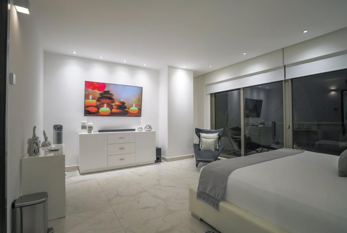Apartment Luxury 3br Apt, Wifi 1gb, Laundry, Pools, Gym