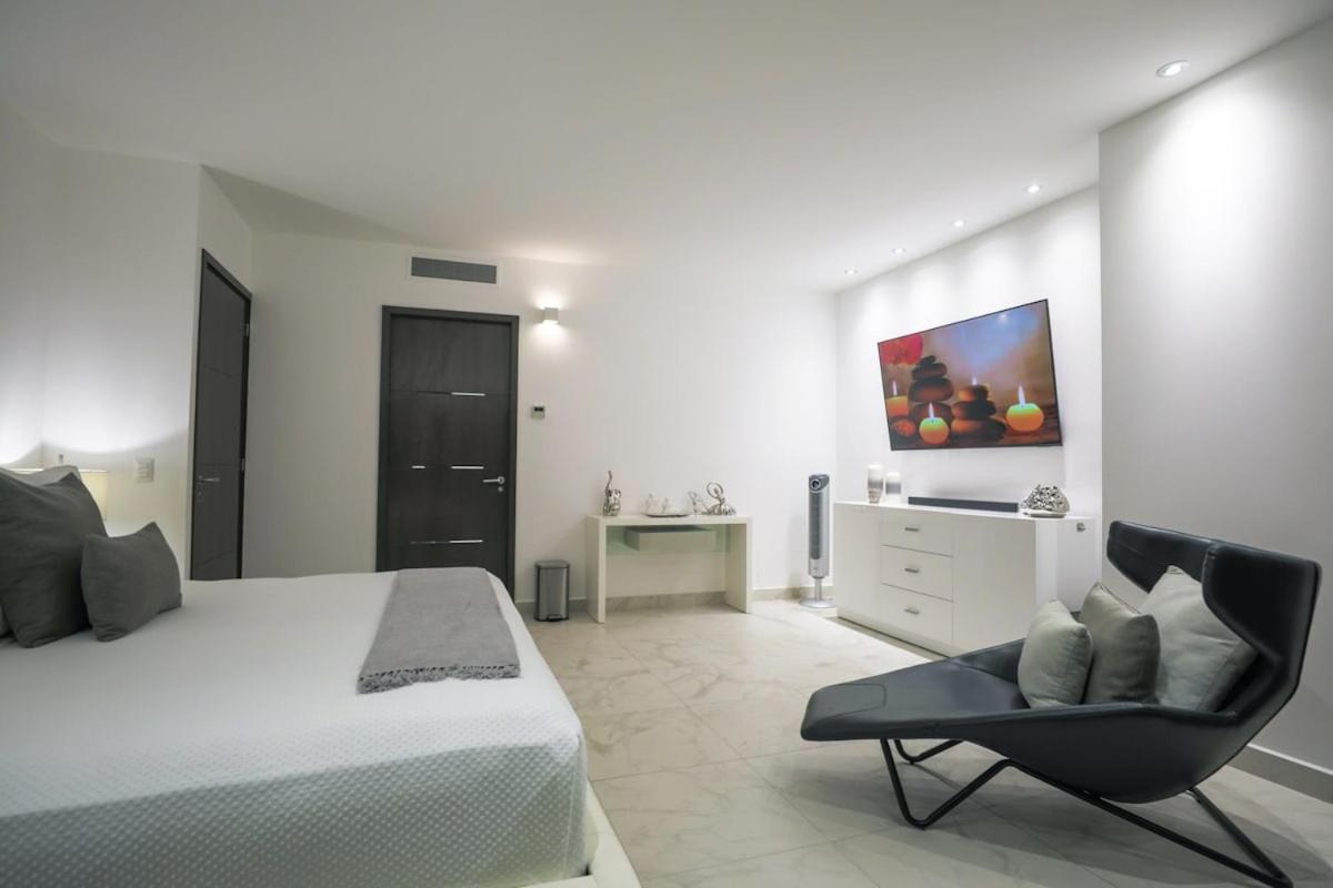 Apartment Luxury 3br Apt, Wifi 1gb, Laundry, Pools, Gym