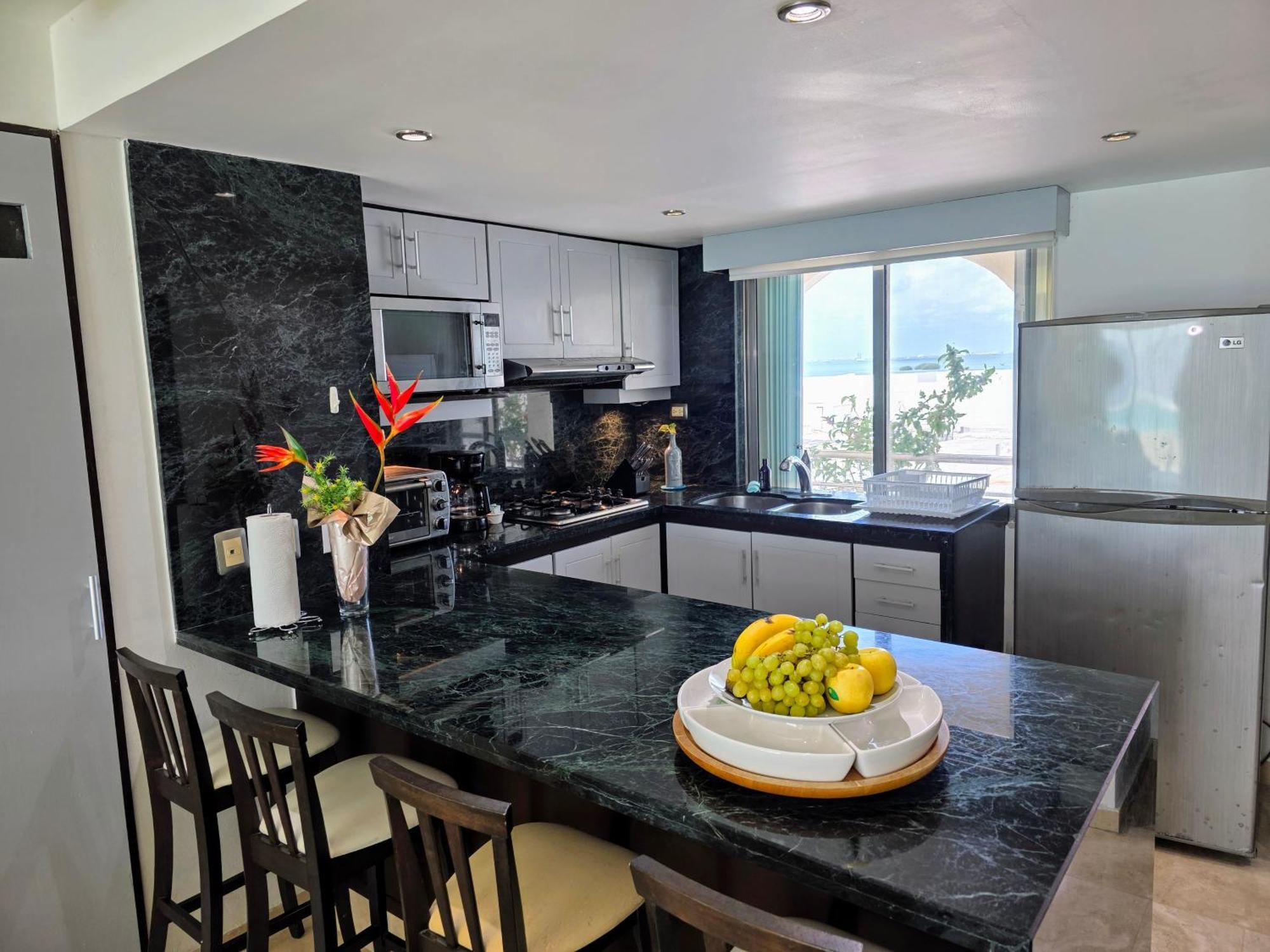 Modern Penthouse, Beautiful Ocean View, Apartment