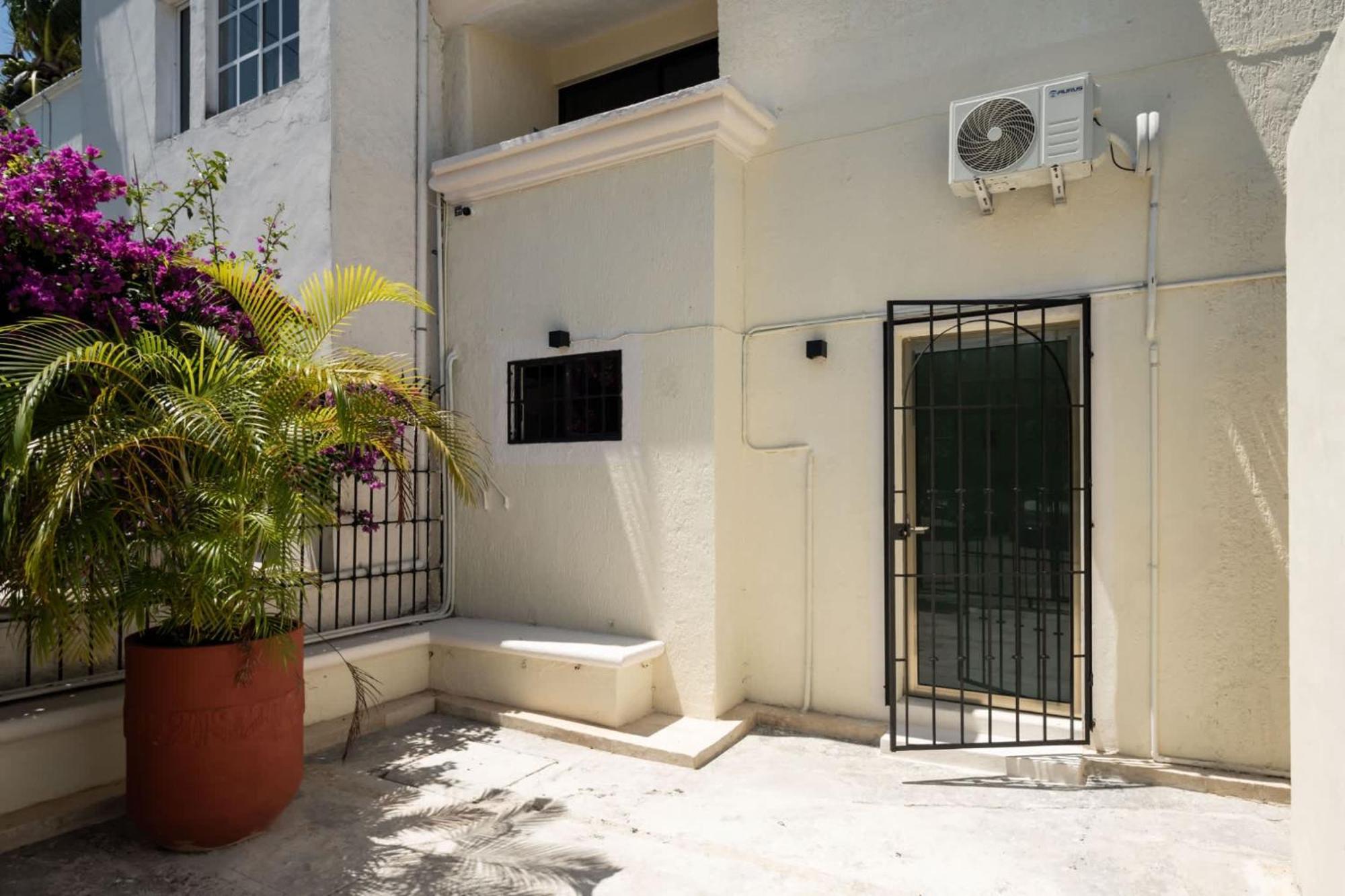 Apartment Private Entry With Patio And Ample Bathroom