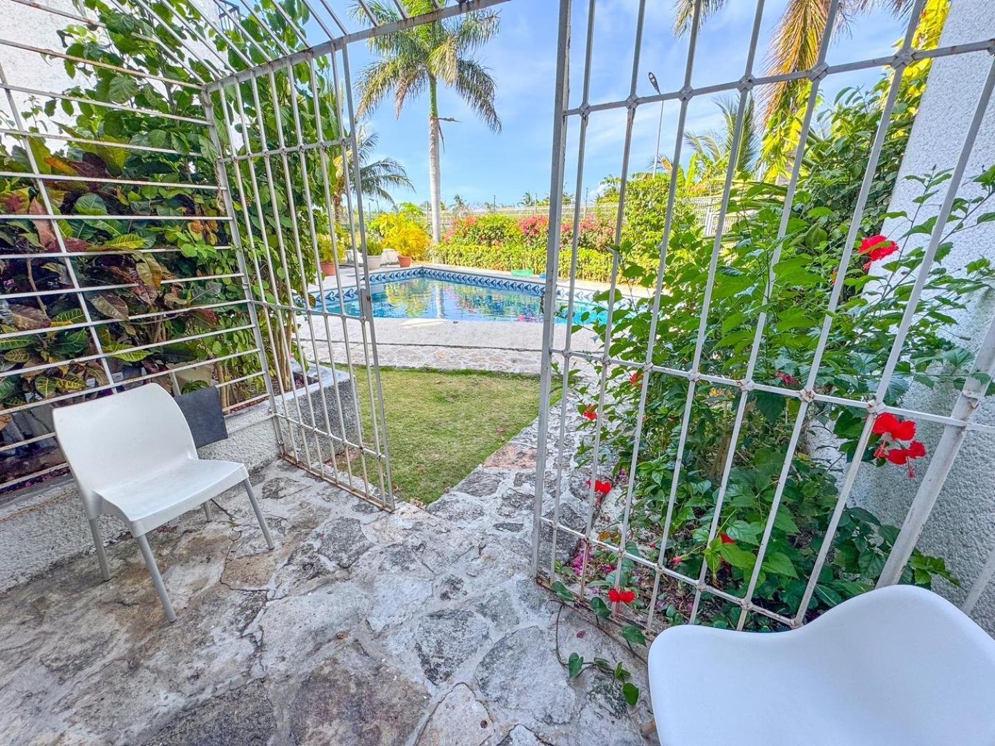 2-story W/pool Access, Balcony & Terrace Apartment *