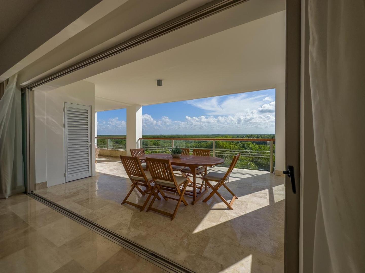 2br & Marina Front W/ Features Apartment