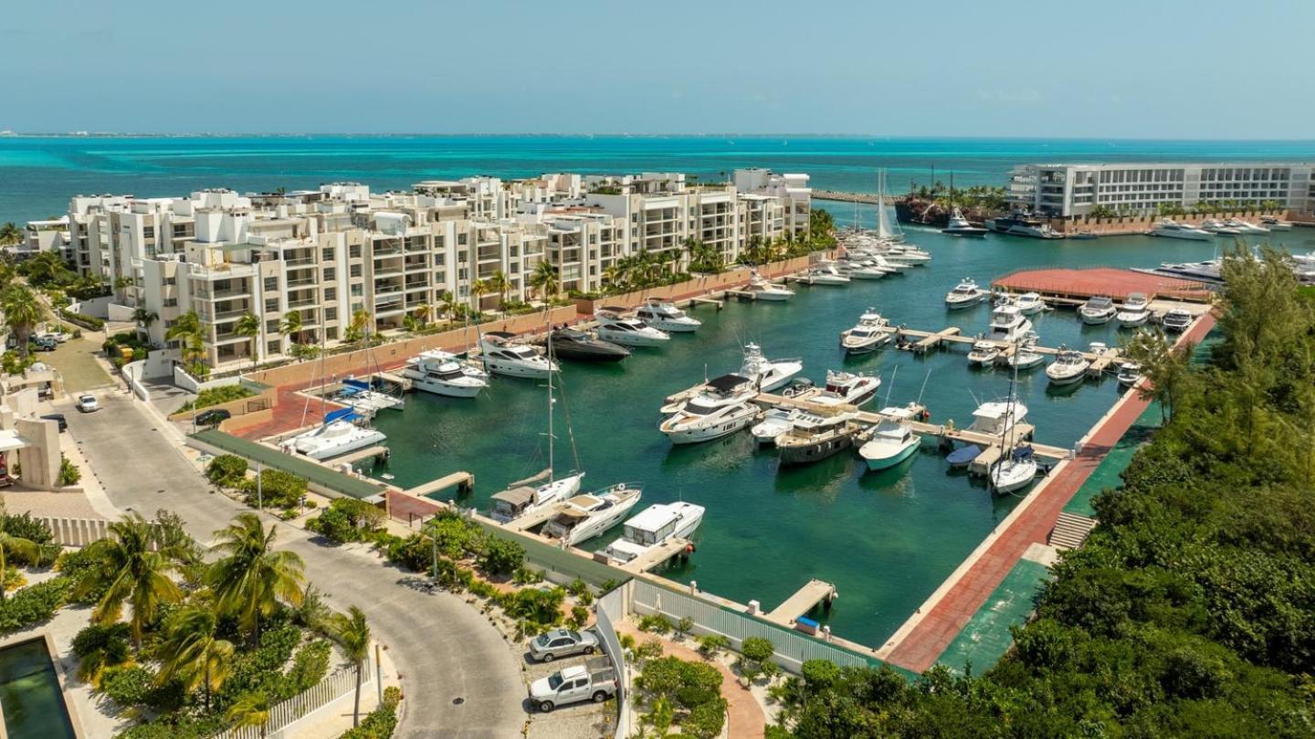 2br & Marina Front W/ Features *