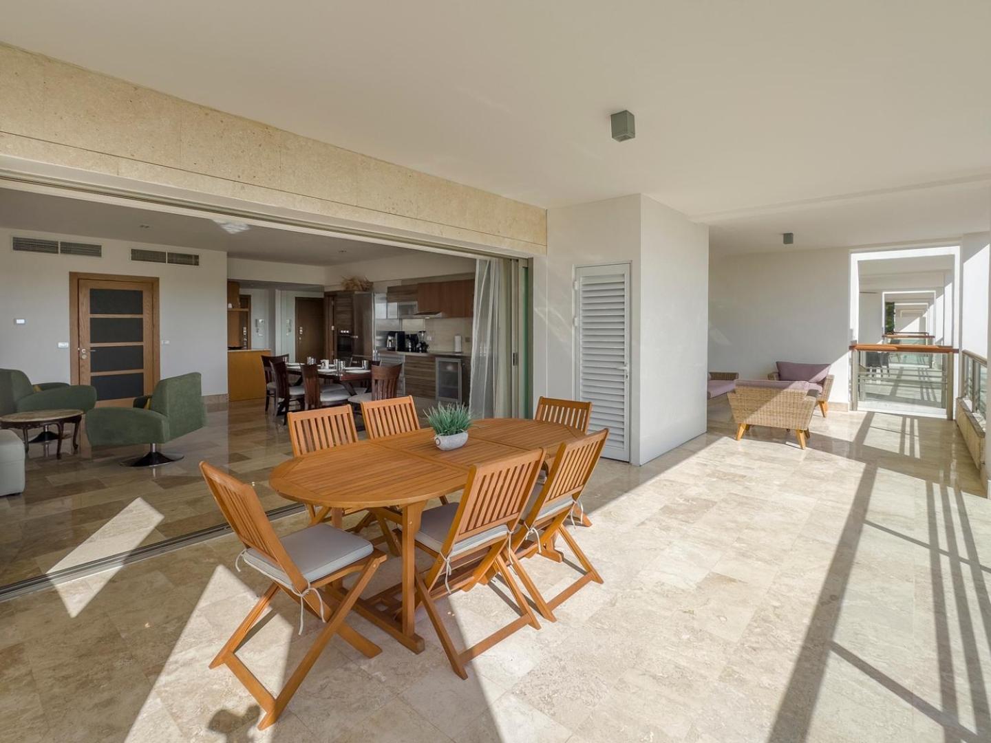 2br & Marina Front W/ Features Apartment *