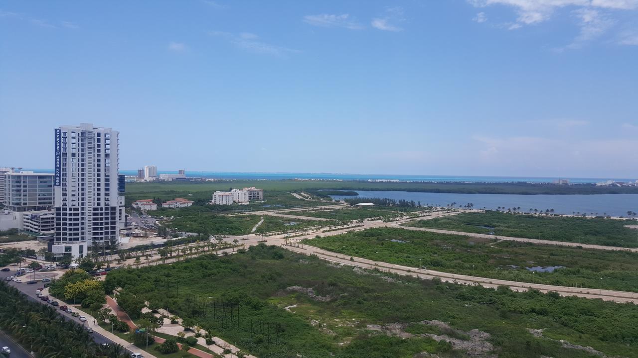 Malecon 9 Y 12 Apartment
