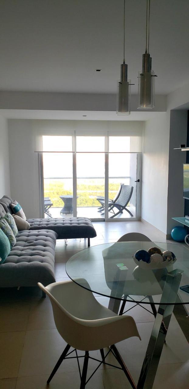 Malecon 9 Y 12 Apartment *