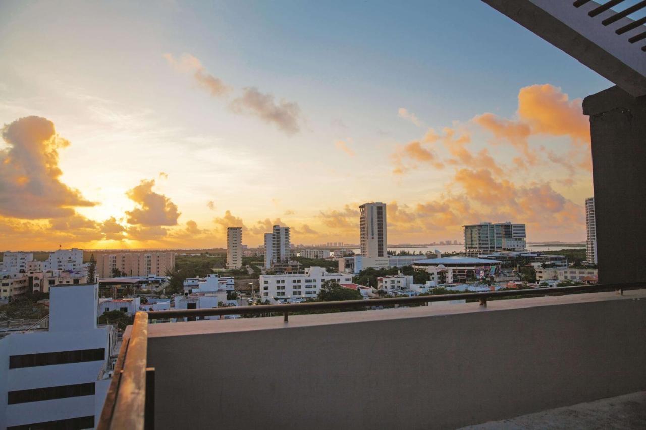 Wyndham Garden Downtown Hotel 4*