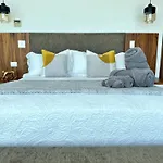 3Br Luxury Oceanfront Apt W Pool, Gym & Views
