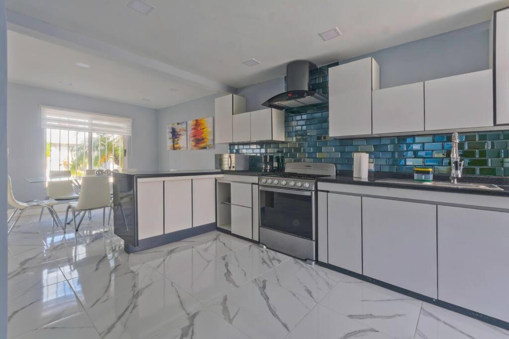Playa Del Nino And Ferry Isla Mujeres 15 Minutes! Holiday home