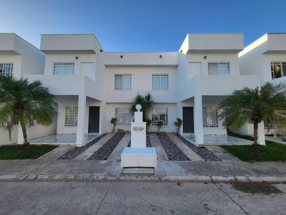 Playa Del Nino And Ferry Isla Mujeres 15 Minutes! Holiday home *