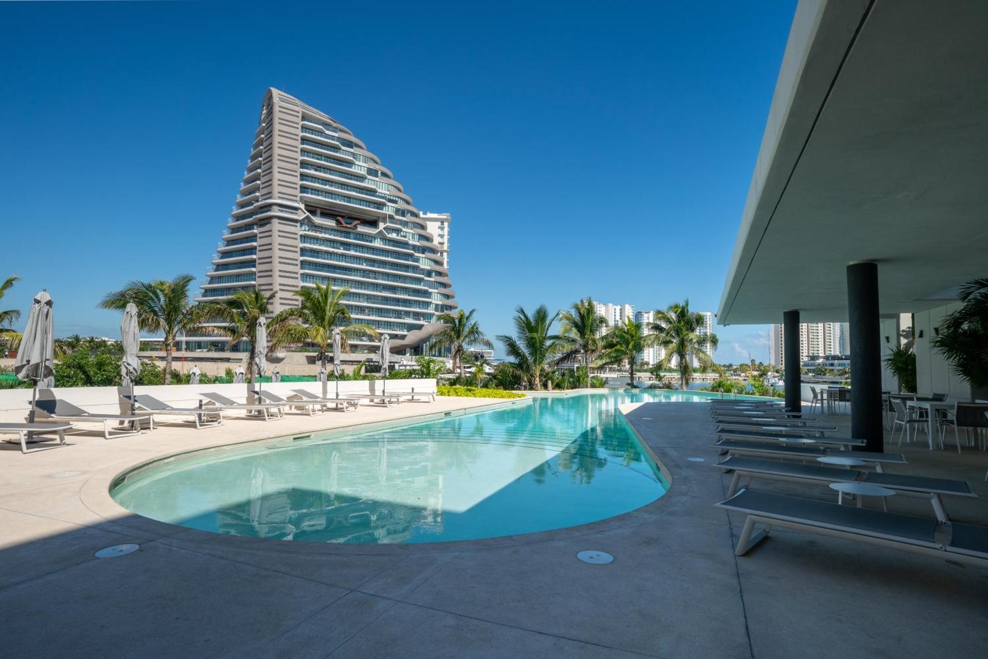 3br Luxury Oceanfront W Pool, Gym & Views
