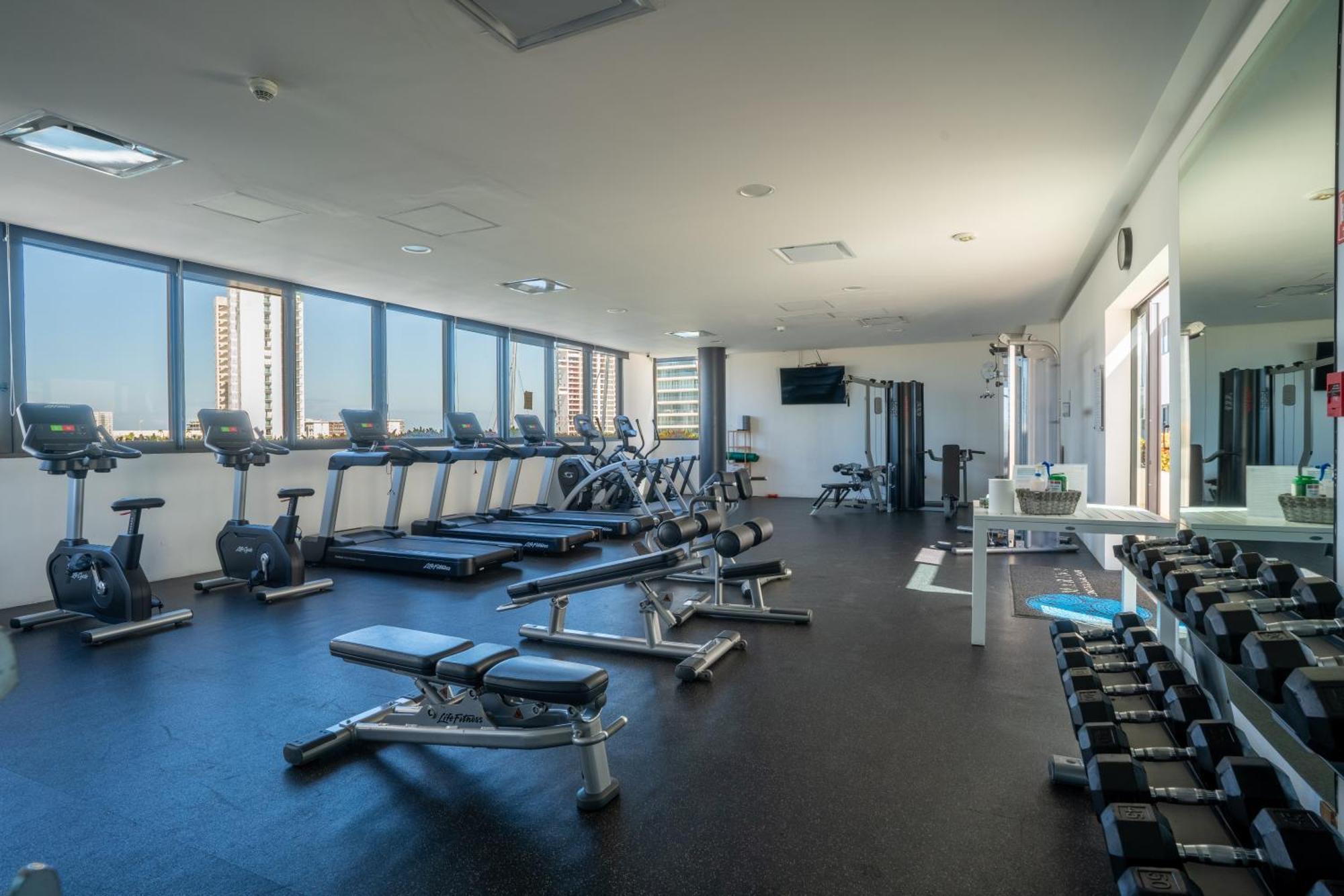 Apartment 3br Luxury Oceanfront W Pool, Gym & Views