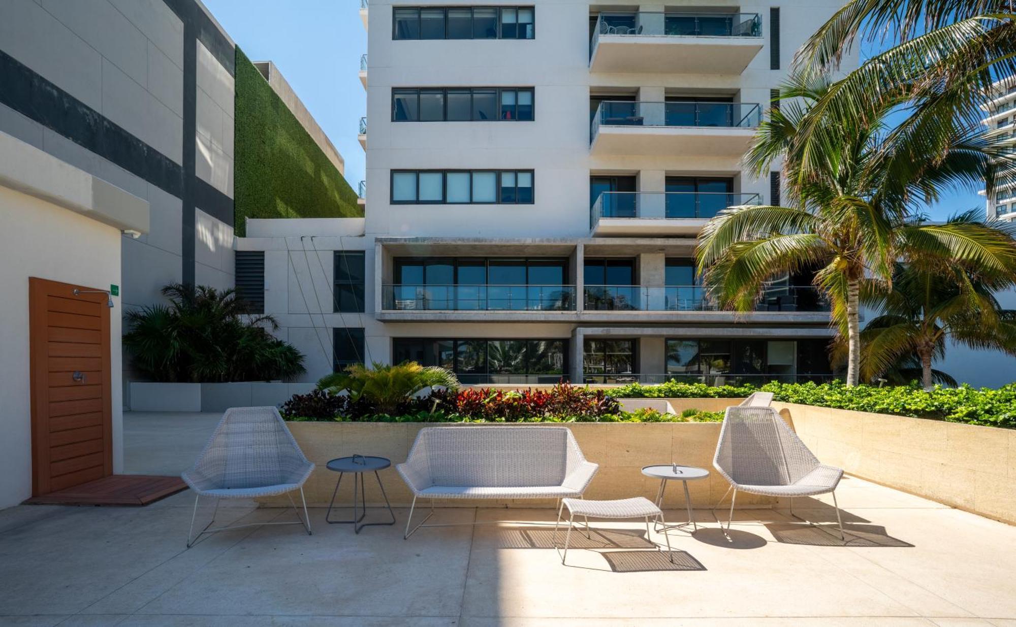 3br Luxury Oceanfront W Pool, Gym & Views Apartment *