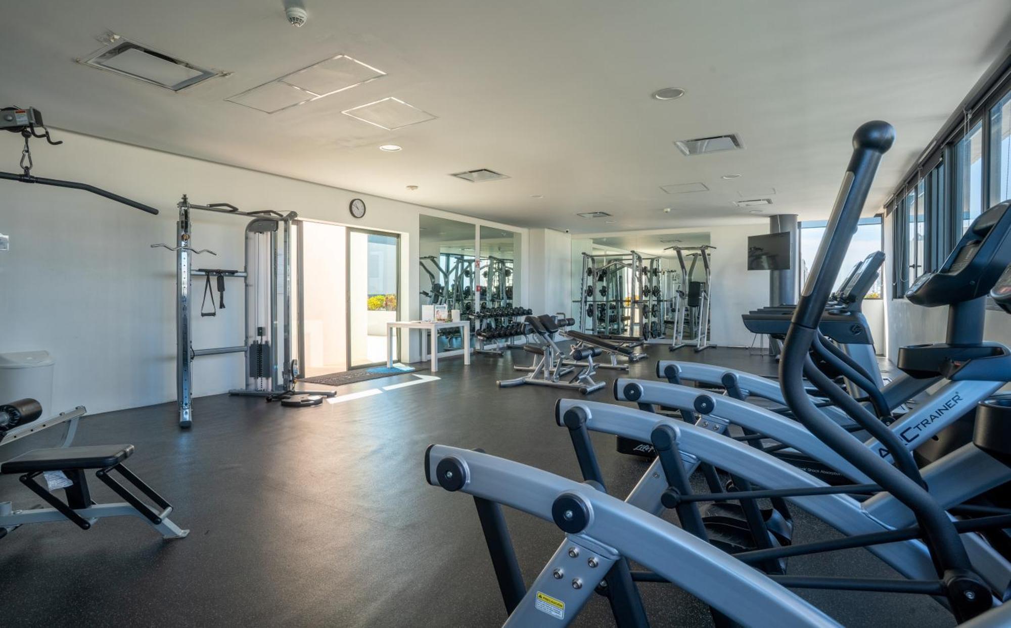 3br Luxury Oceanfront W Pool, Gym & Views Apartment *