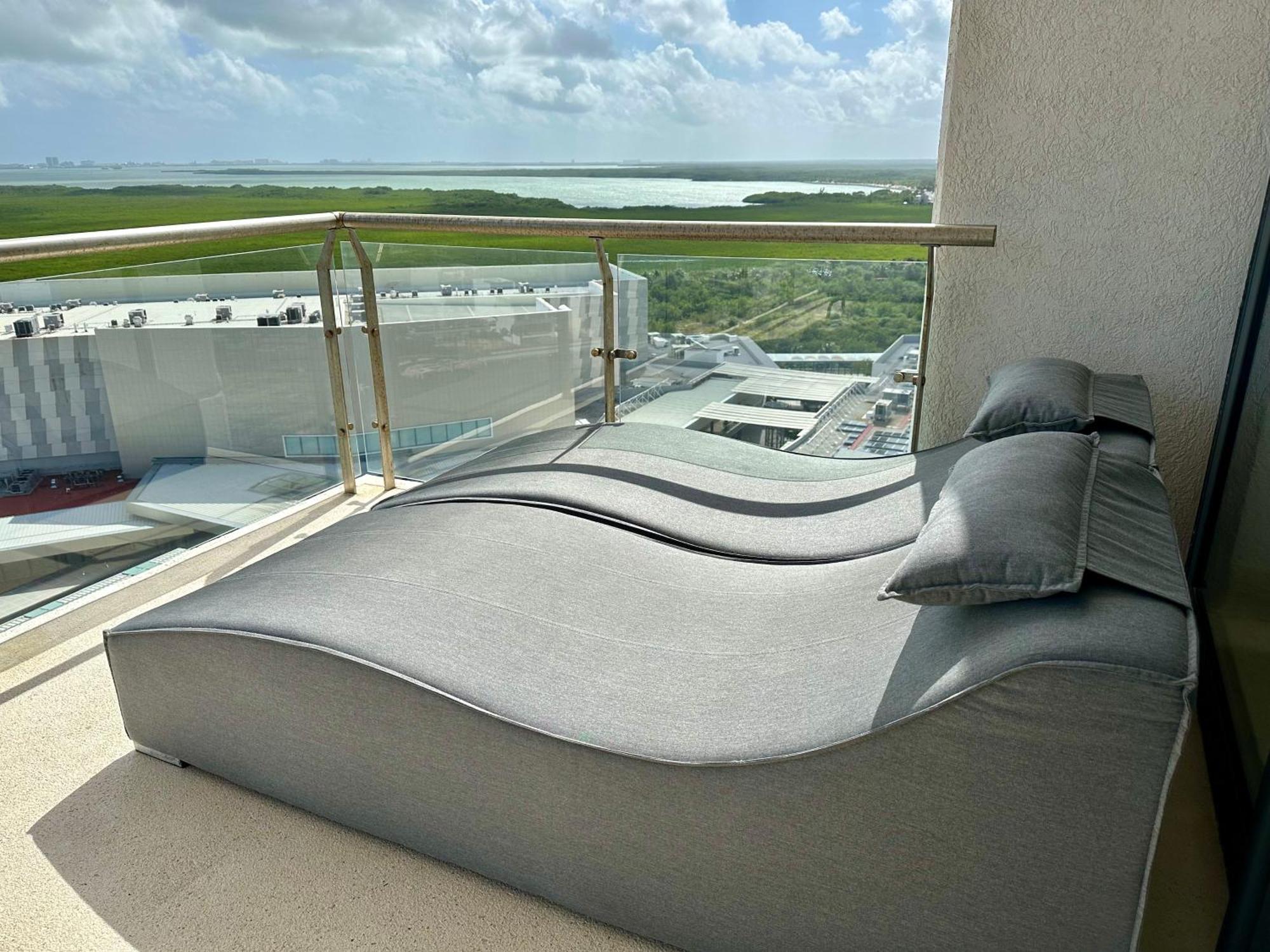 3br Luxury Oceanfront W Pool, Gym & Views Apartment