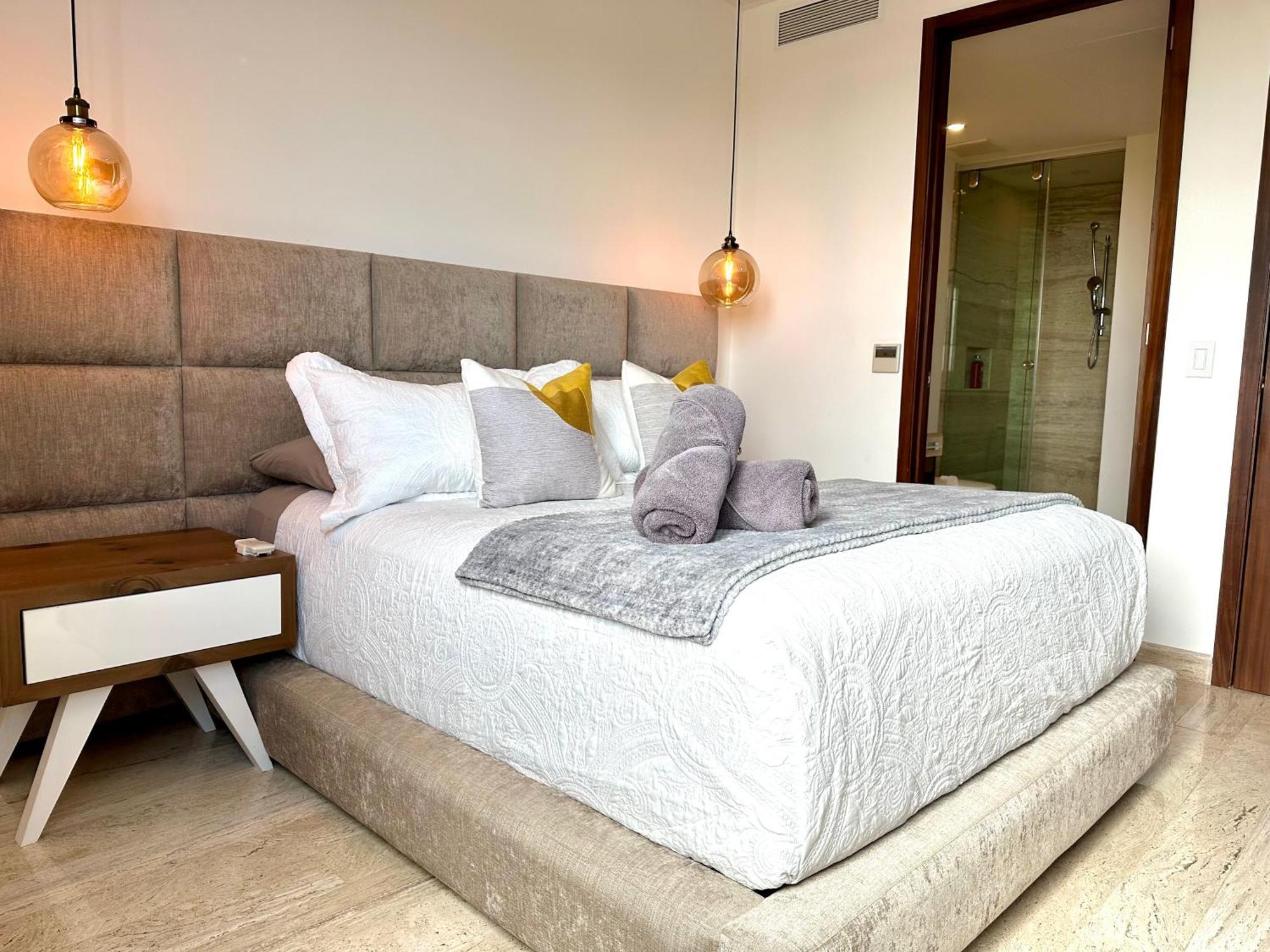 3br Luxury Oceanfront W Pool, Gym & Views Apartment