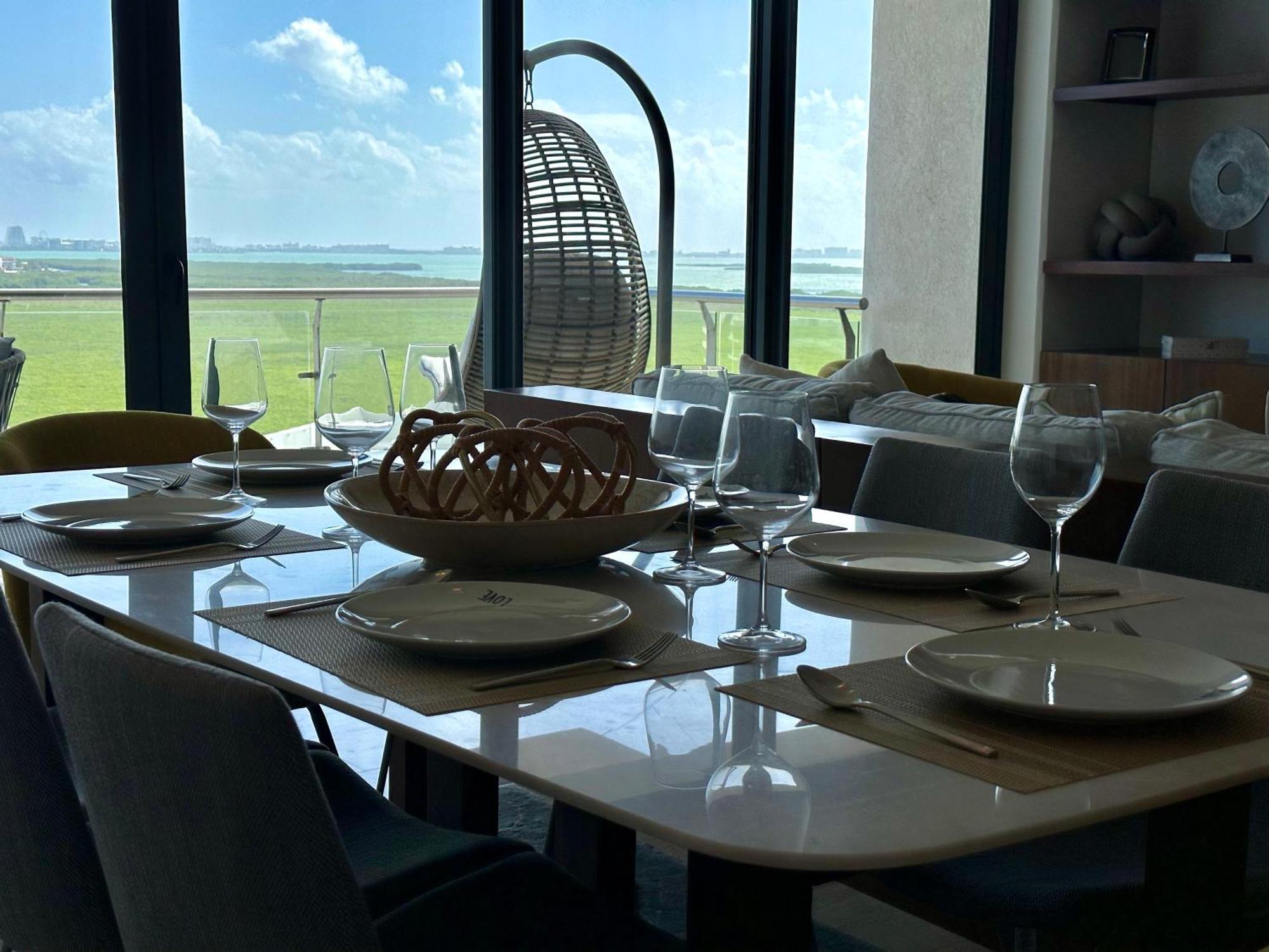 3br Luxury Oceanfront W Pool, Gym & Views Apartment