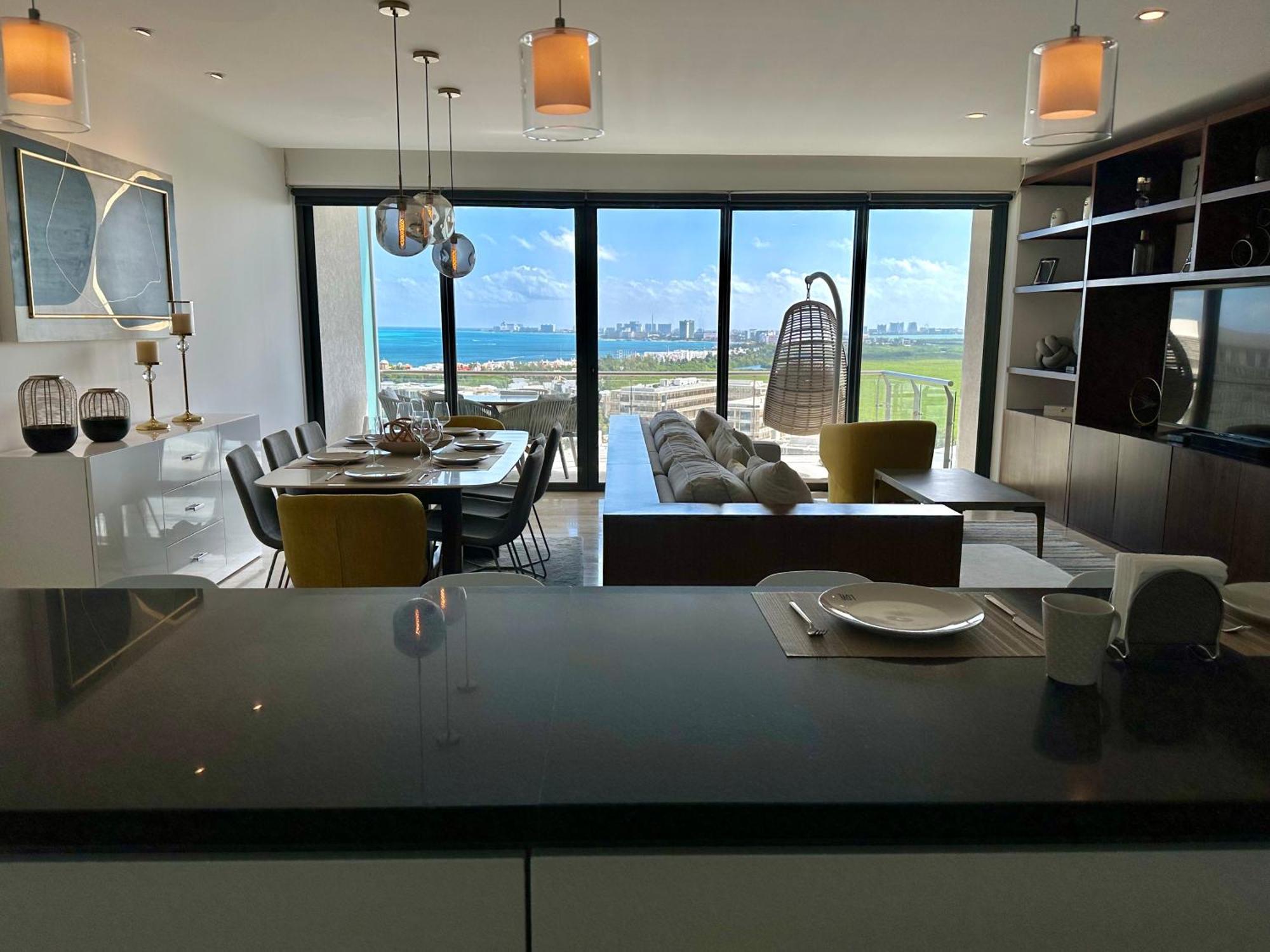 3br Luxury Oceanfront W Pool, Gym & Views Apartment