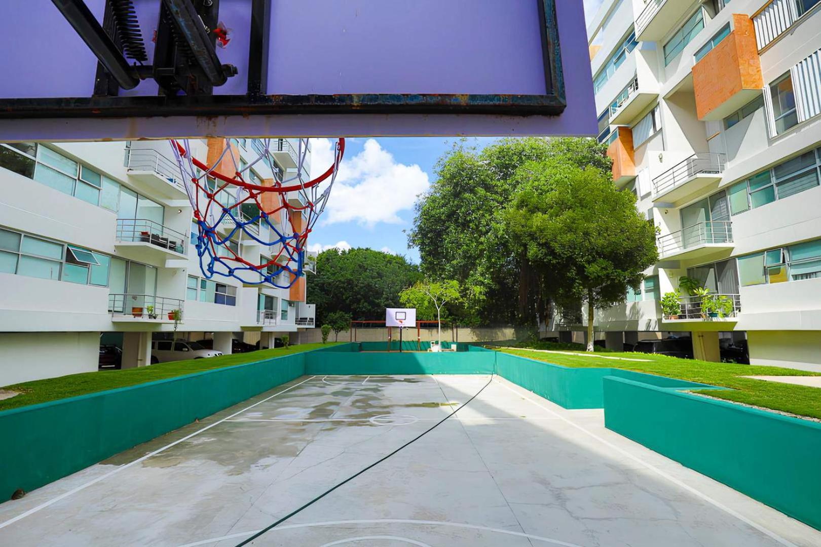 Spacious With Gym & Pool *