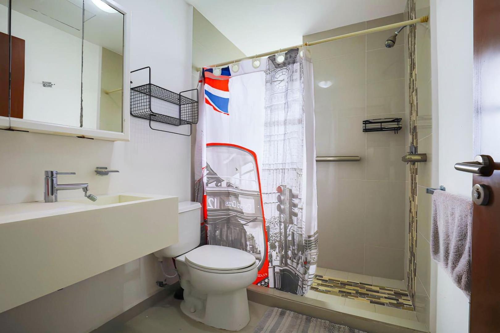 Spacious With Gym & Pool *