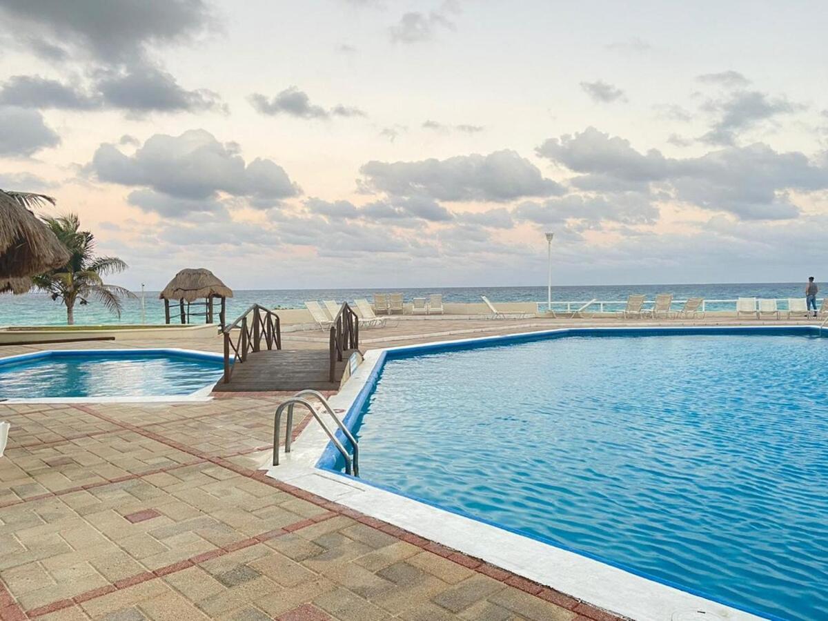 Front And Lagoon View In * Cancun