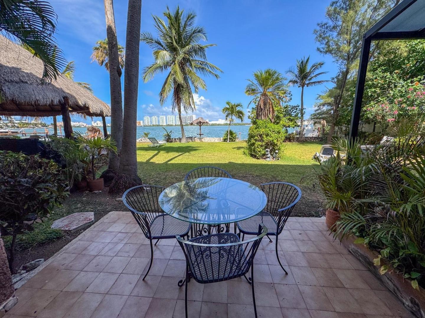 Enjoy A Garden With And Beautiful View In Hz Apartment Cancun